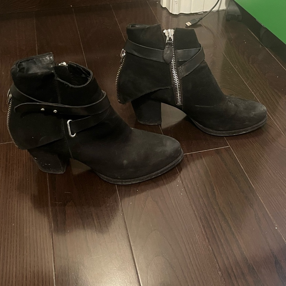 Wishbone boots